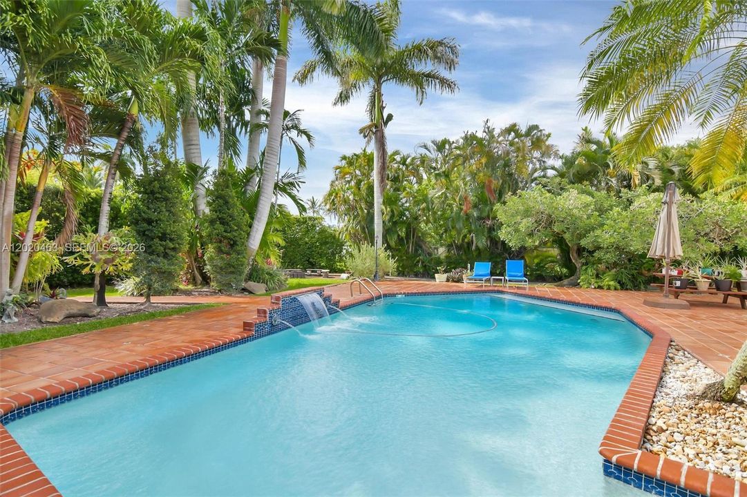 For Sale: $2,300,000 (6 beds, 5 baths, 5147 Square Feet)