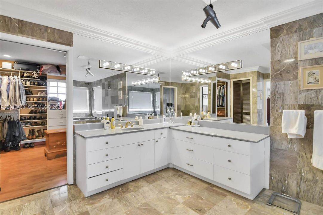 For Sale: $2,300,000 (6 beds, 5 baths, 5147 Square Feet)