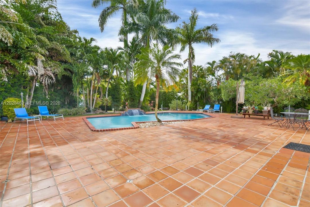 For Sale: $2,300,000 (6 beds, 5 baths, 5147 Square Feet)