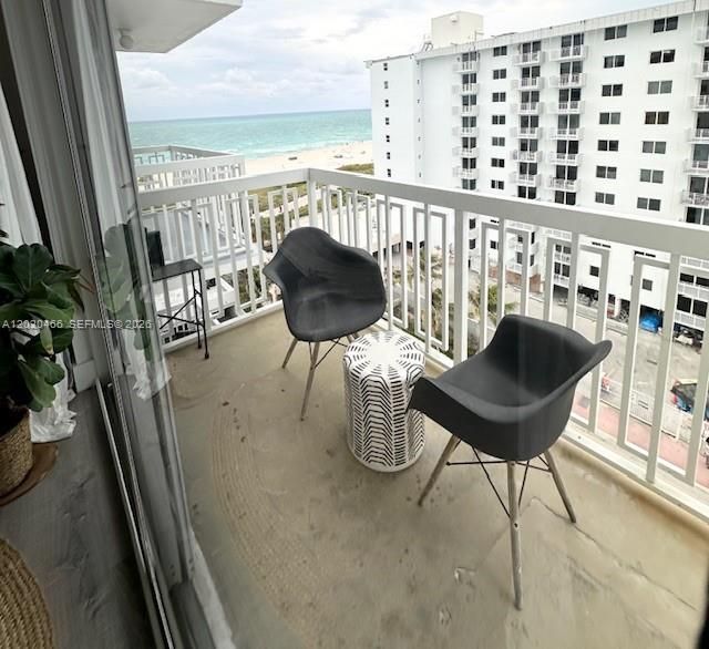 For Sale: $489,999 (1 beds, 1 baths, 655 Square Feet)