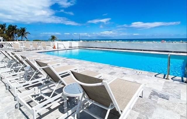 For Sale: $489,999 (1 beds, 1 baths, 655 Square Feet)