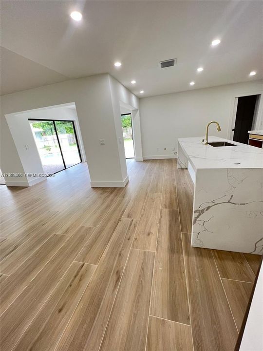 En Venta: $765,000 (4 camas, 2 baños, 2226 Pies cuadrados)