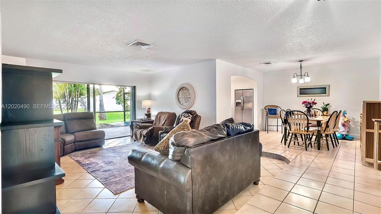 En Venta: $646,000 (3 camas, 2 baños, 1655 Pies cuadrados)