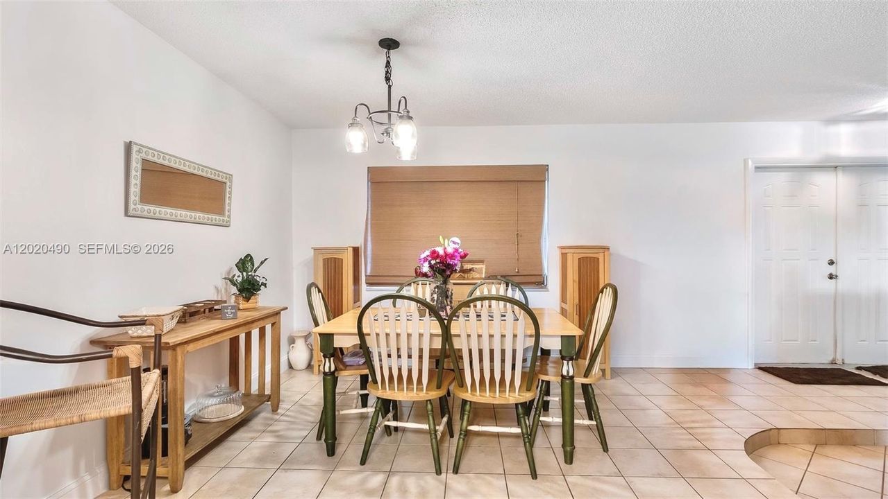 En Venta: $646,000 (3 camas, 2 baños, 1655 Pies cuadrados)