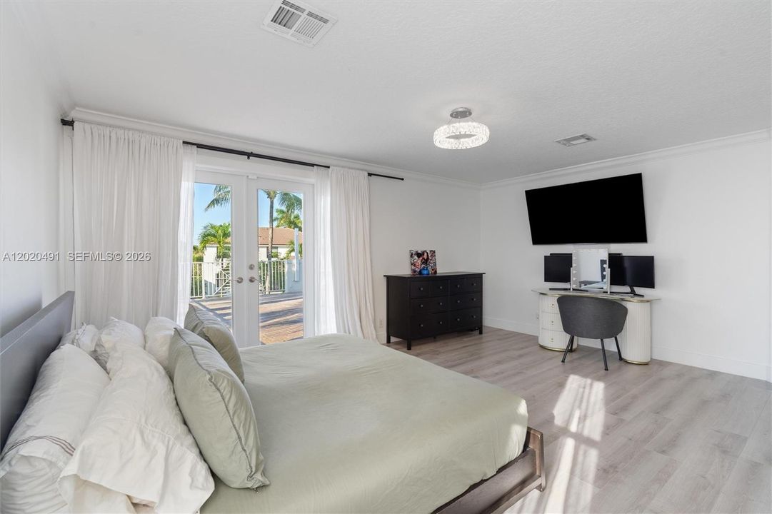 For Sale: $1,599,998 (5 beds, 3 baths, 3718 Square Feet)