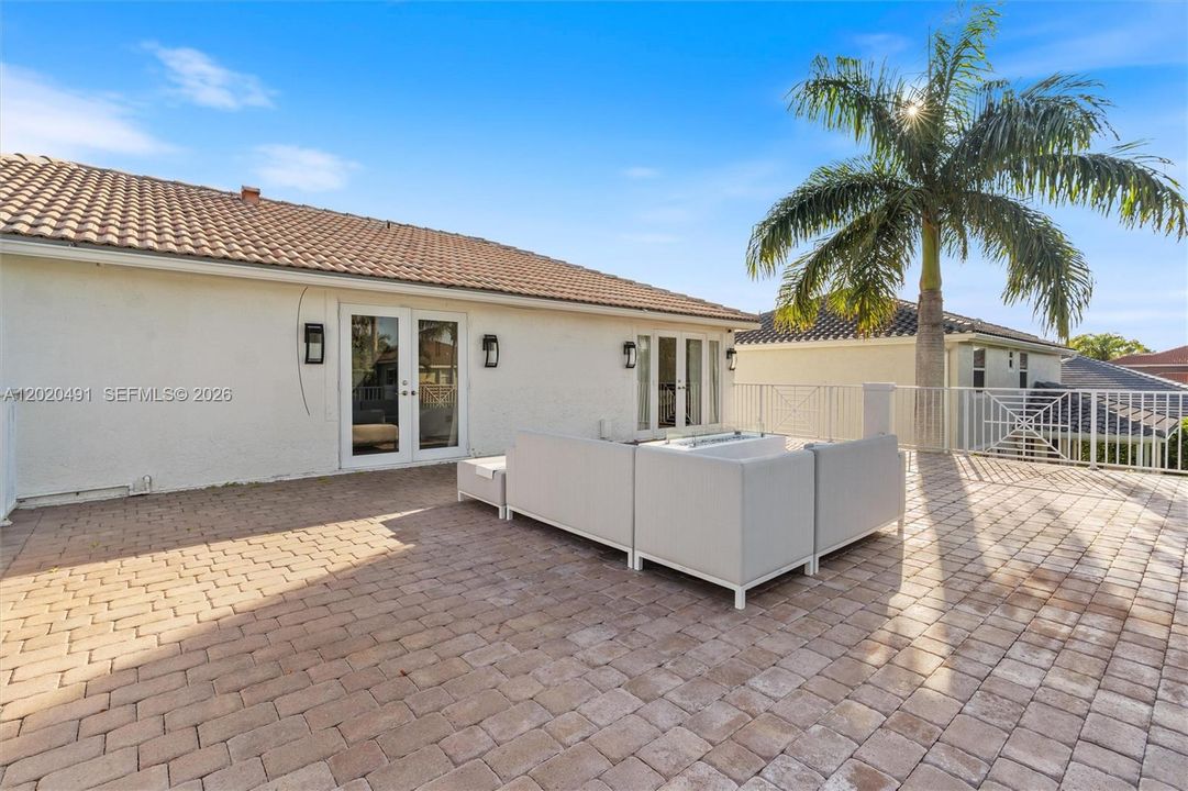 For Sale: $1,599,998 (5 beds, 3 baths, 3718 Square Feet)