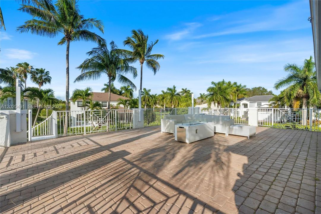 For Sale: $1,599,998 (5 beds, 3 baths, 3718 Square Feet)