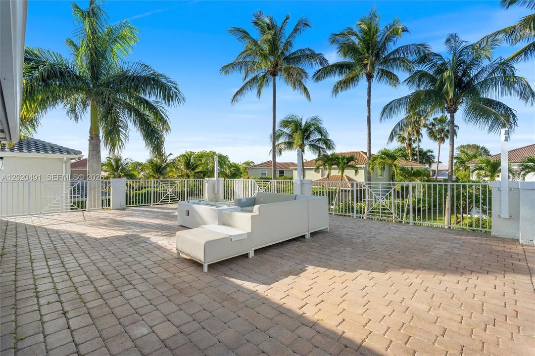 For Sale: $1,599,998 (5 beds, 3 baths, 3718 Square Feet)