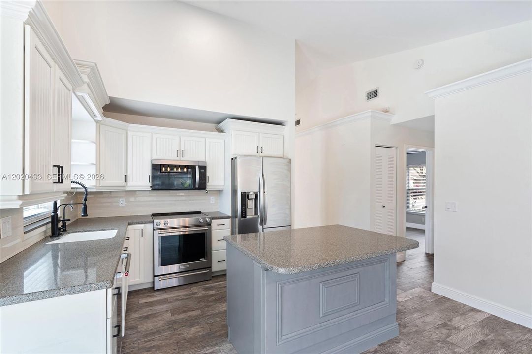Под контрактом: $685,000 (3 спален, 2 ванн, 1551 Квадратных фут)