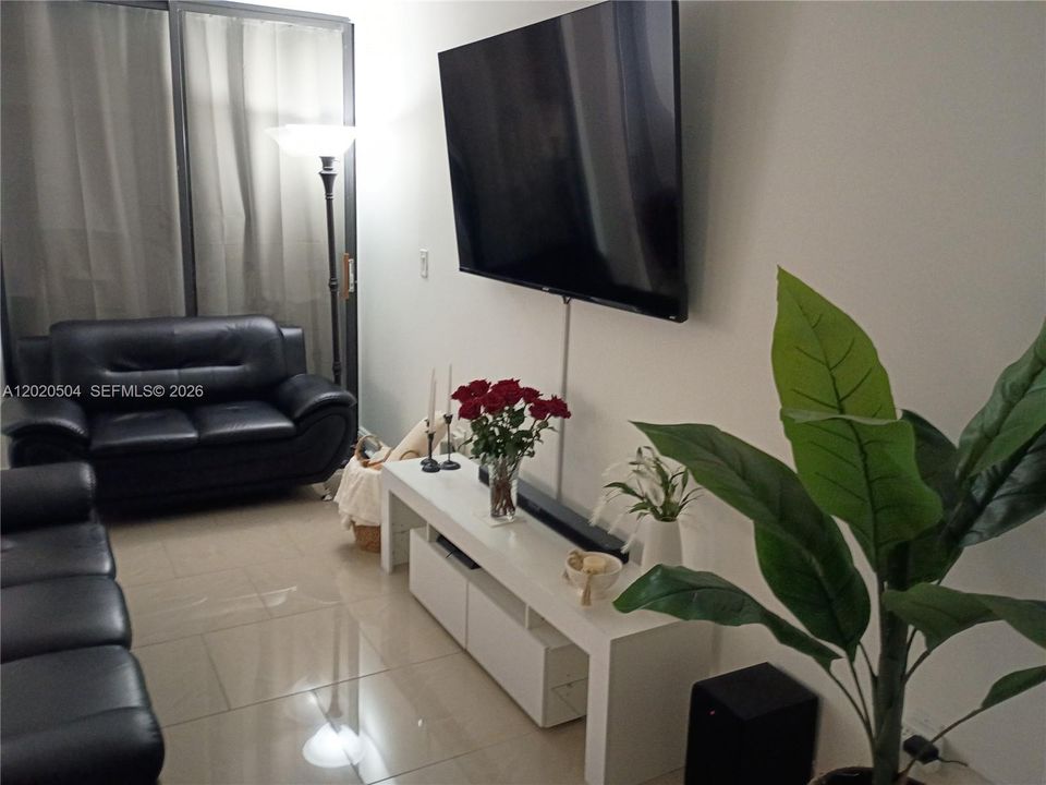 For Sale: $220,000 (2 beds, 2 baths, 1074 Square Feet)