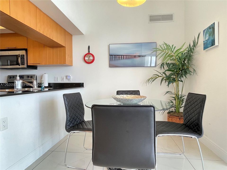 En Venta: $675,000 (2 camas, 2 baños, 1048 Pies cuadrados)