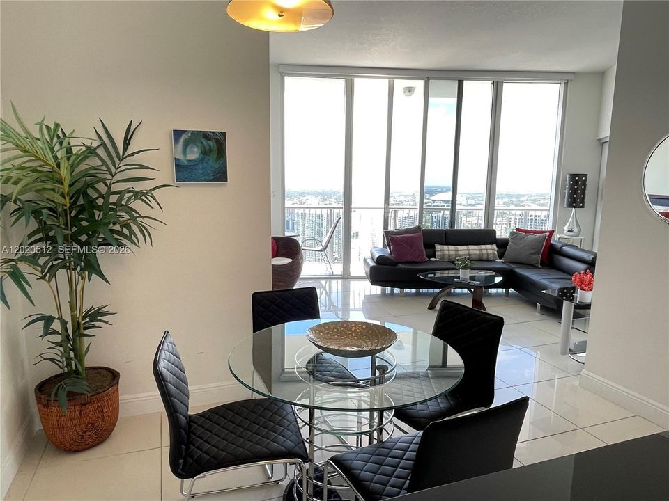 En Venta: $675,000 (2 camas, 2 baños, 1048 Pies cuadrados)