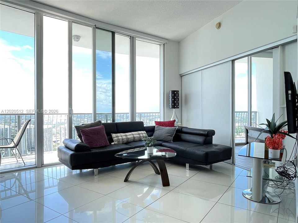En Venta: $675,000 (2 camas, 2 baños, 1048 Pies cuadrados)