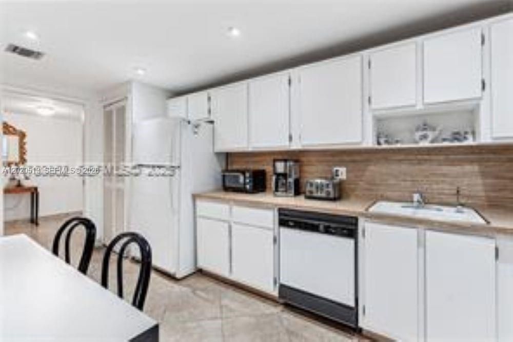 For Sale: $400,000 (3 beds, 2 baths, 1716 Square Feet)