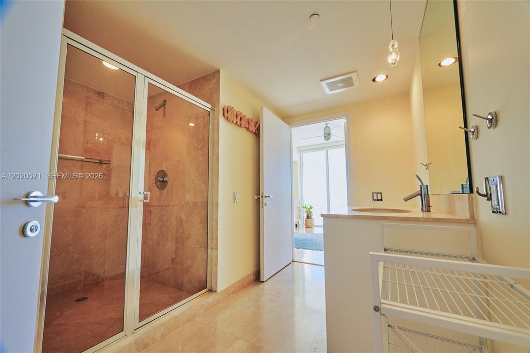 В аренду: $10,500 (2 спален, 2 ванн, 1370 Квадратных фут)