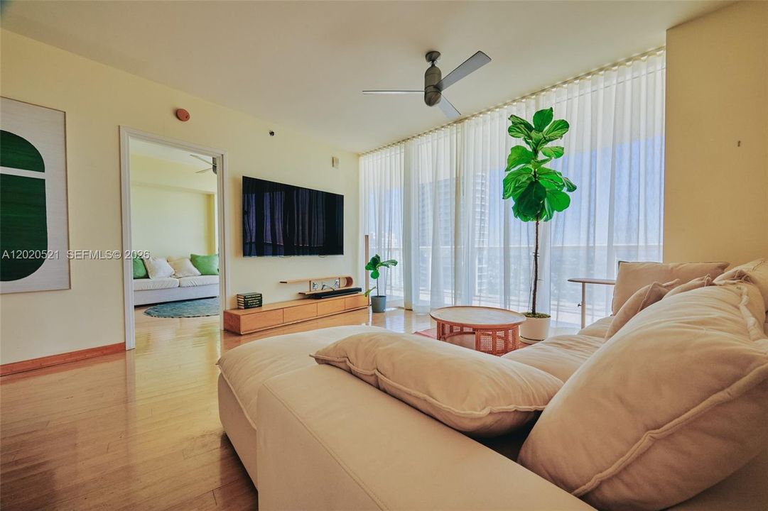 В аренду: $10,500 (2 спален, 2 ванн, 1370 Квадратных фут)