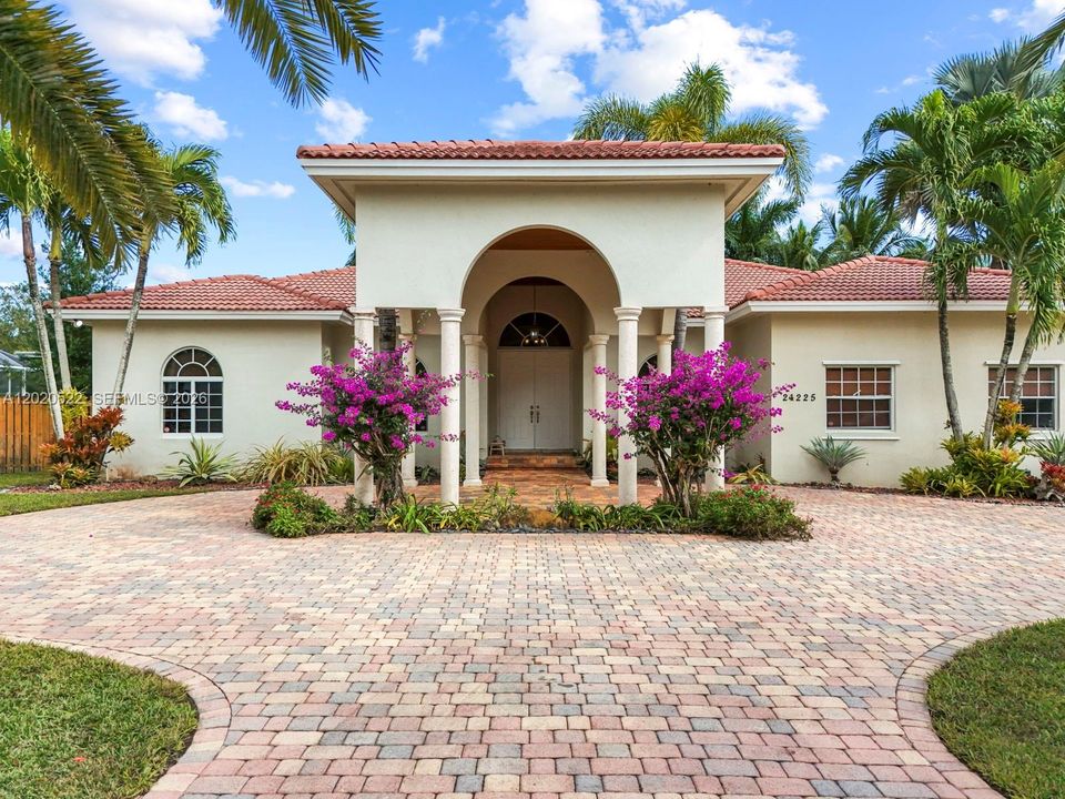 For Sale: $1,100,000 (5 beds, 4 baths, 2722 Square Feet)
