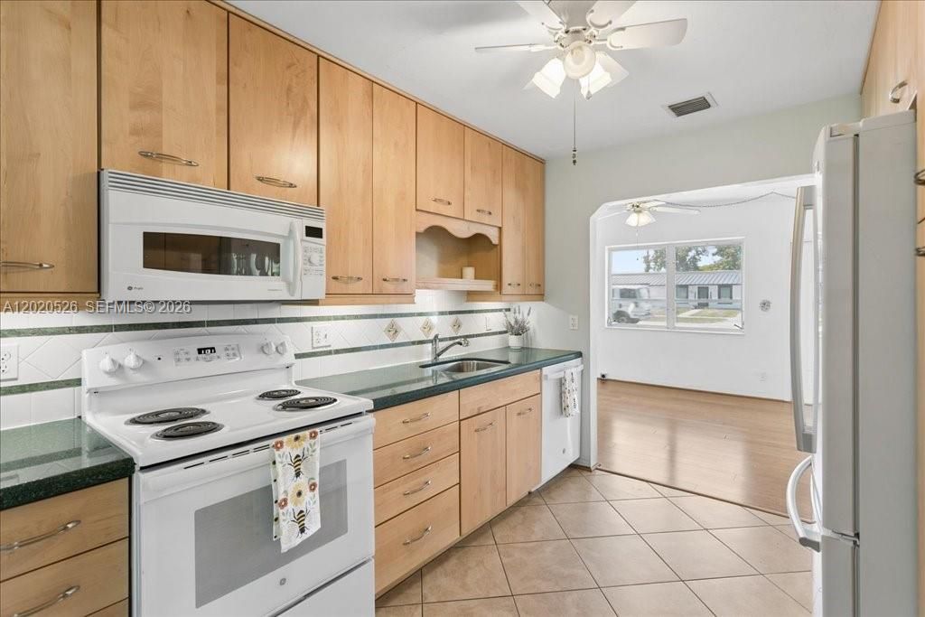 For Sale: $399,999 (3 beds, 1 baths, 1180 Square Feet)