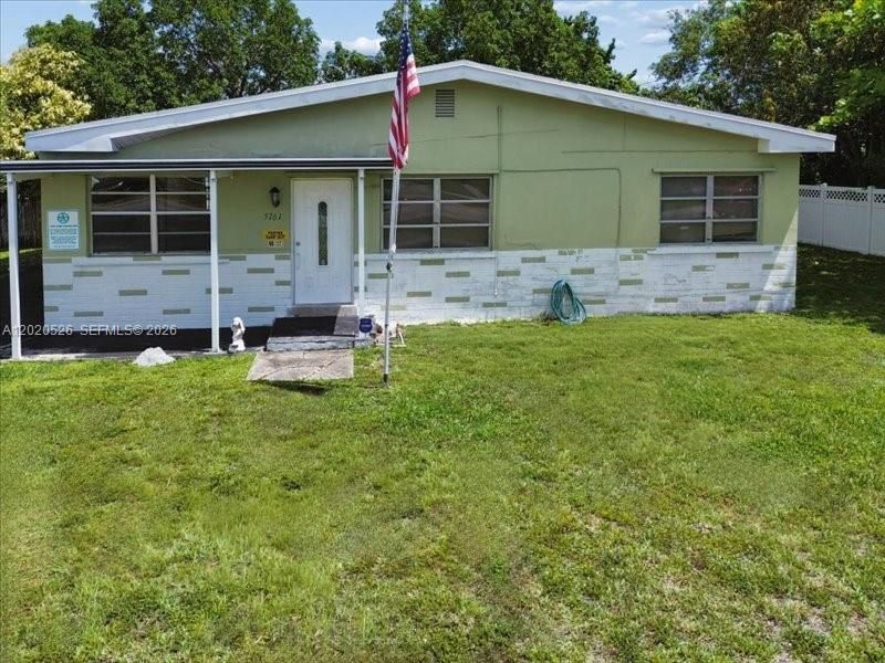 For Sale: $399,999 (3 beds, 1 baths, 1180 Square Feet)