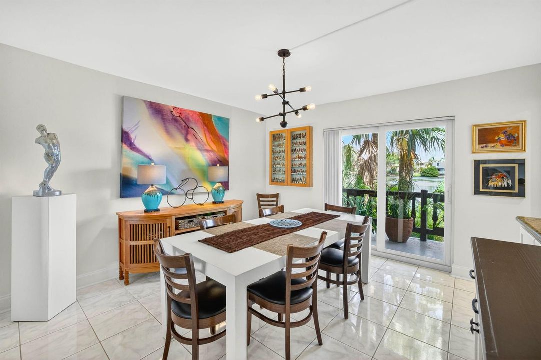 12 Dining with Lake View