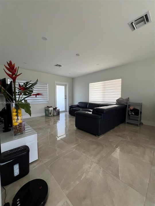 Activo con contrato: $3,600 (3 camas, 2 baños, 1114 Pies cuadrados)