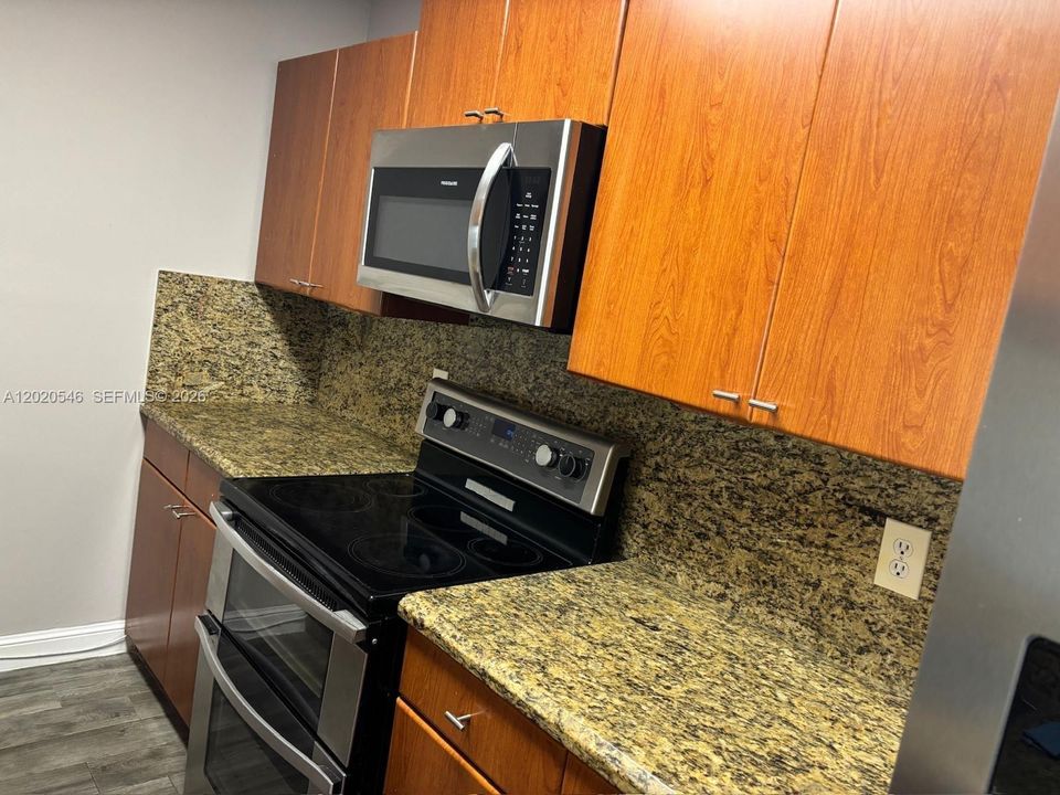 For Sale: $235,000 (3 beds, 2 baths, 950 Square Feet)