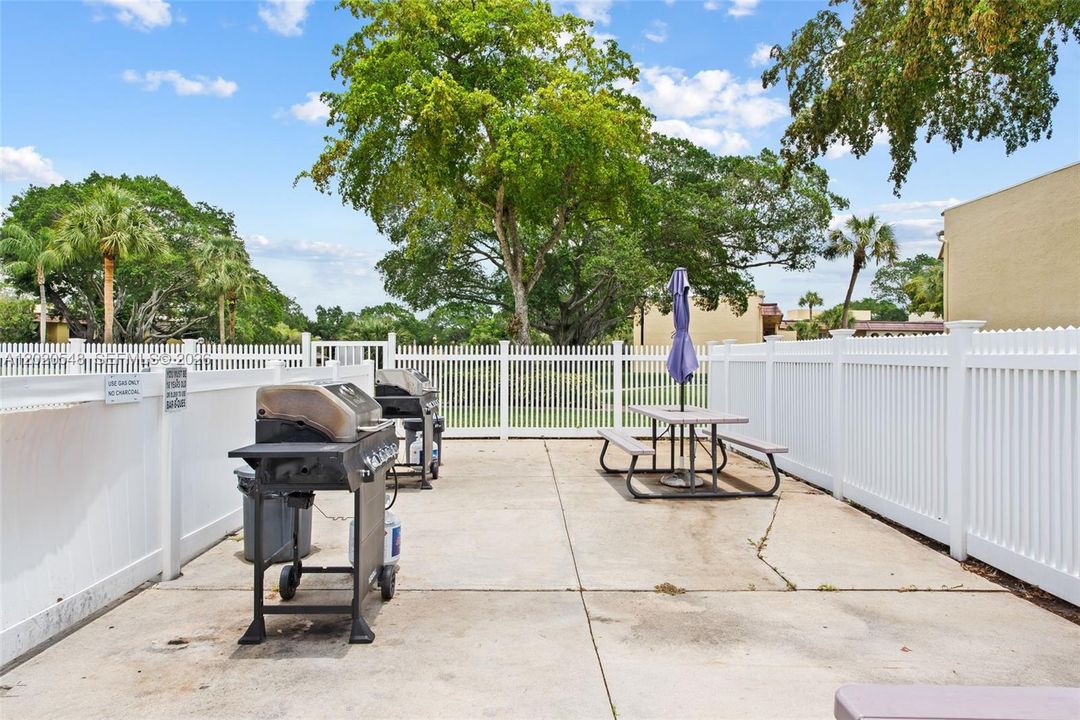 For Sale: $330,000 (2 beds, 2 baths, 957 Square Feet)