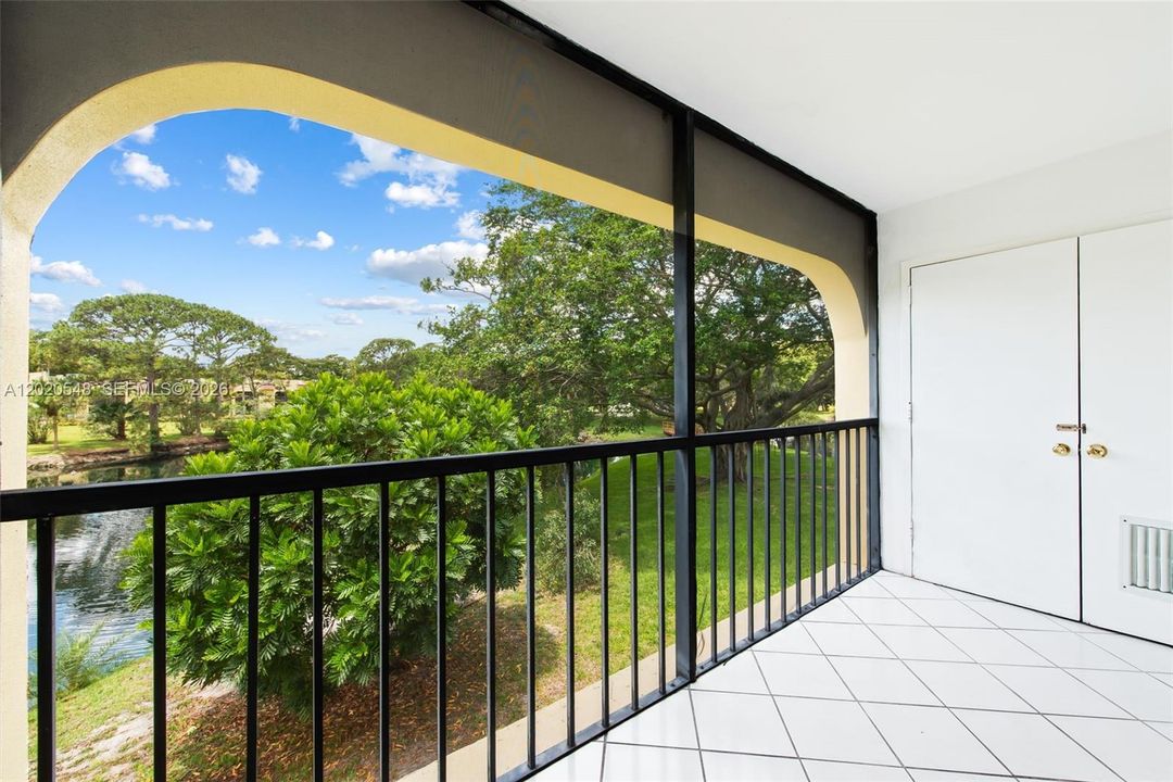 For Sale: $330,000 (2 beds, 2 baths, 957 Square Feet)