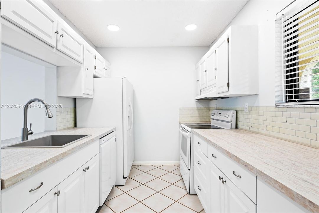 For Sale: $330,000 (2 beds, 2 baths, 957 Square Feet)