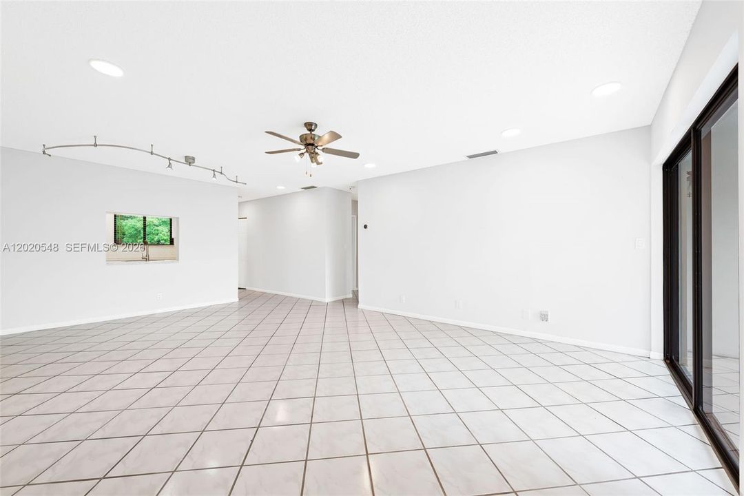 For Sale: $330,000 (2 beds, 2 baths, 957 Square Feet)