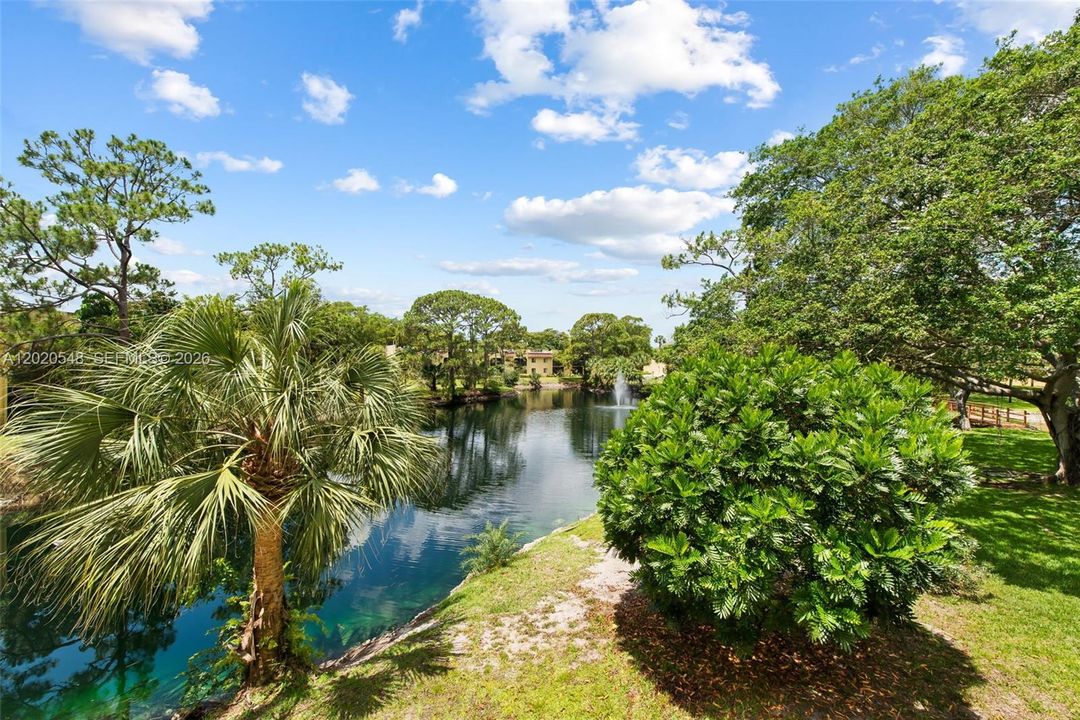 For Sale: $330,000 (2 beds, 2 baths, 957 Square Feet)