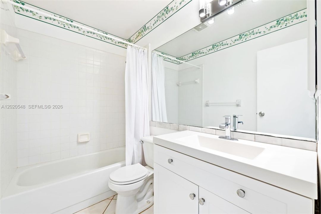 For Sale: $330,000 (2 beds, 2 baths, 957 Square Feet)
