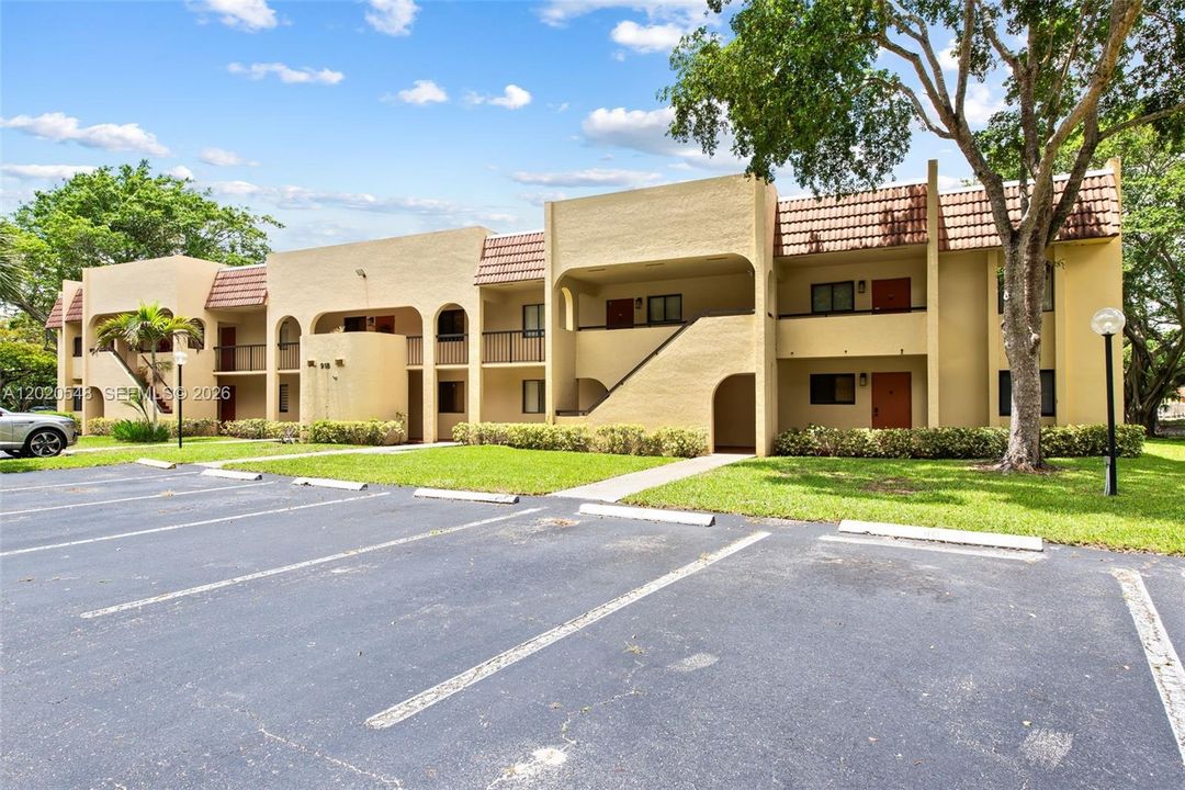 For Sale: $330,000 (2 beds, 2 baths, 957 Square Feet)