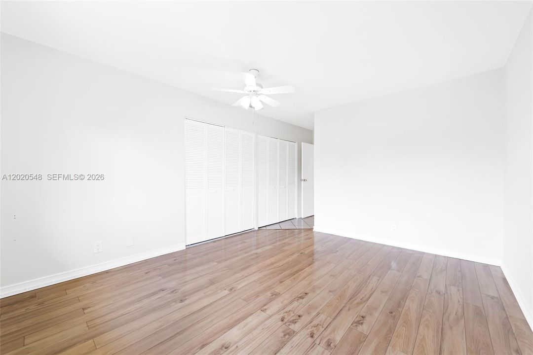 For Sale: $330,000 (2 beds, 2 baths, 957 Square Feet)