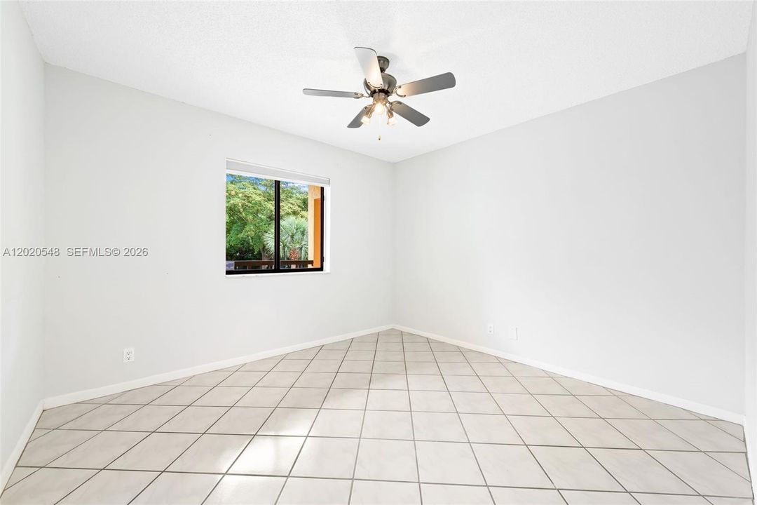 For Sale: $330,000 (2 beds, 2 baths, 957 Square Feet)