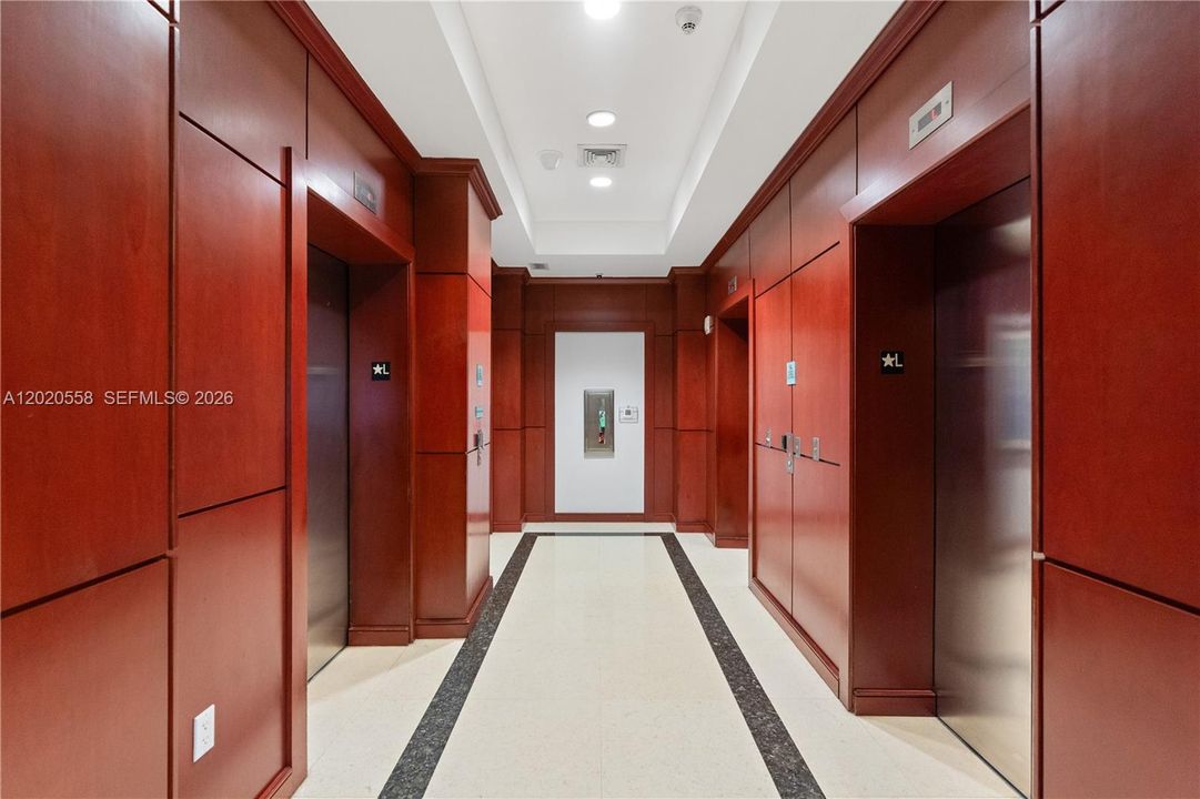合同活跃: $725,000 (2 贝兹, 2 浴室, 1565 平方英尺)