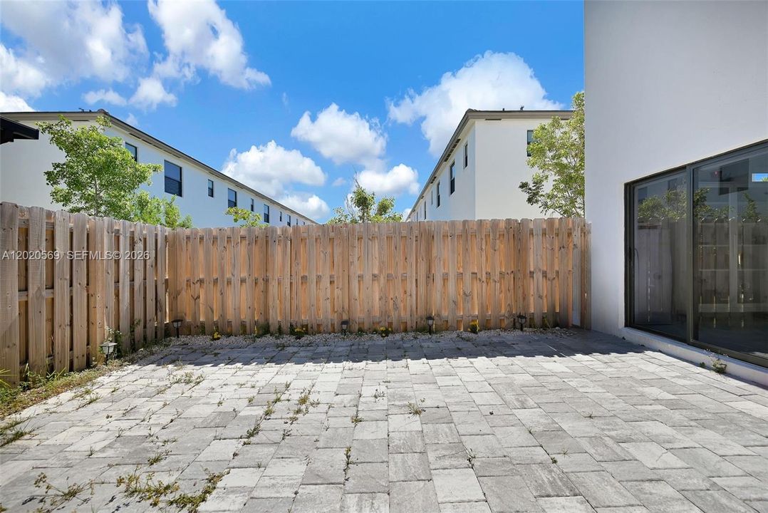 En Venta: $415,000 (3 camas, 2 baños, 1393 Pies cuadrados)