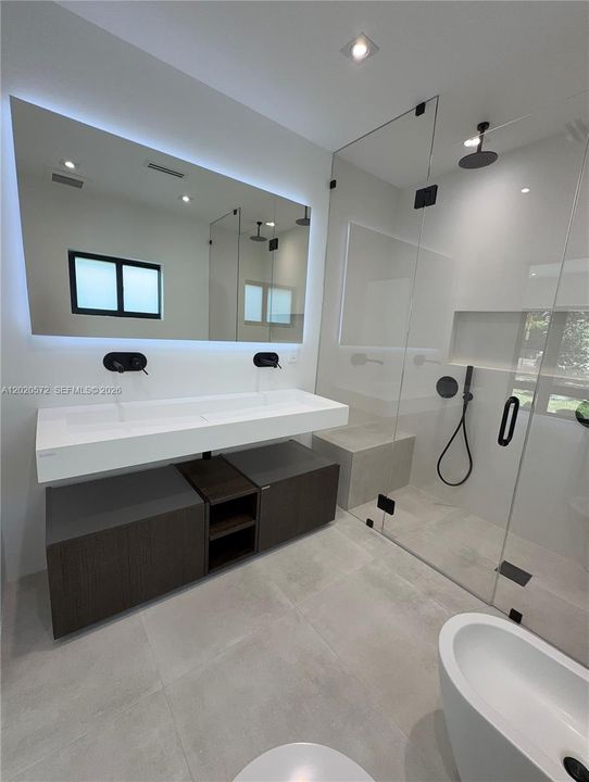 Junior Master En-Suite Bathroom