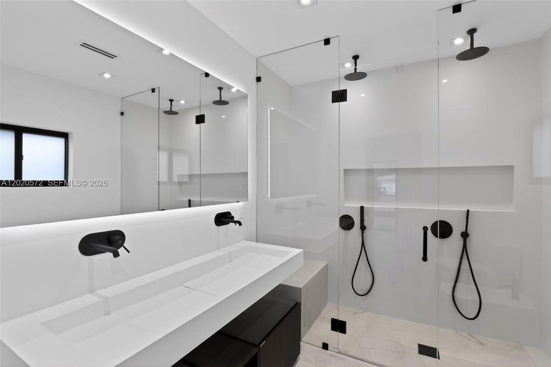 Junior Master En-Suite Bathroom