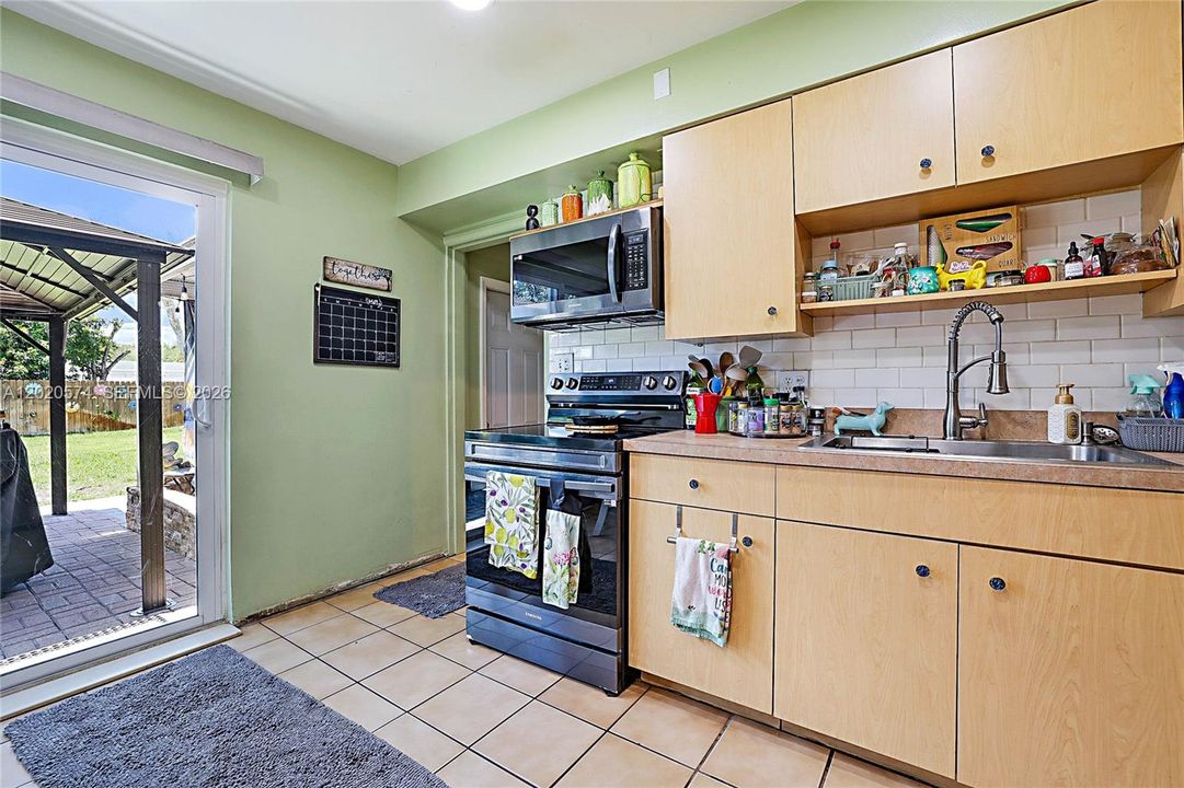 На продажу: $425,000 (3 спален, 1 ванн, 972 Квадратных фут)