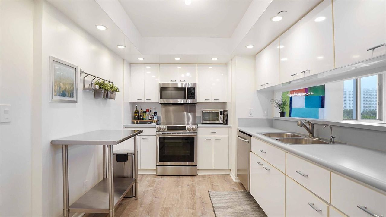 chef-kitchen-oceanfront-home-highland-be