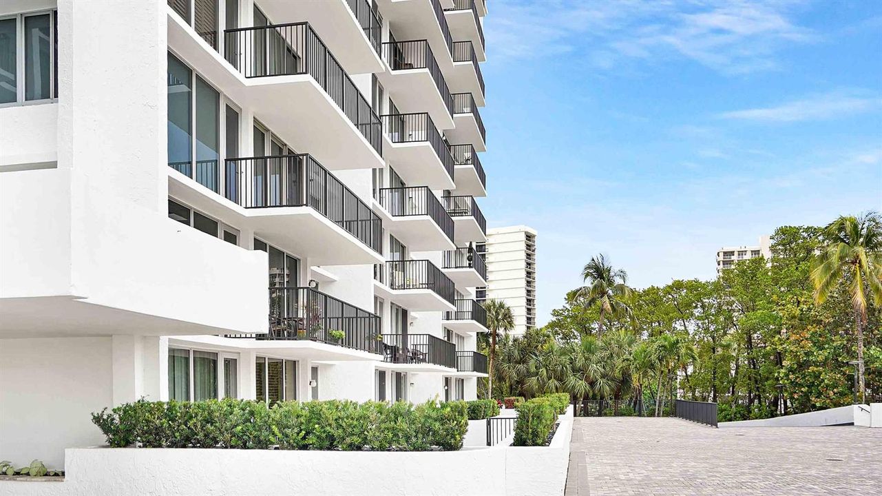 secured-parking-luxury-ocean-boulevard-p
