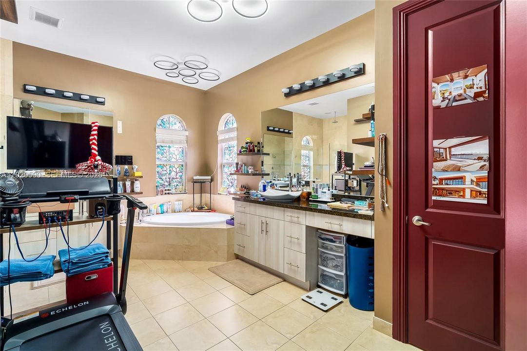 For Sale: $2,199,000 (5 beds, 4 baths, 4104 Square Feet)
