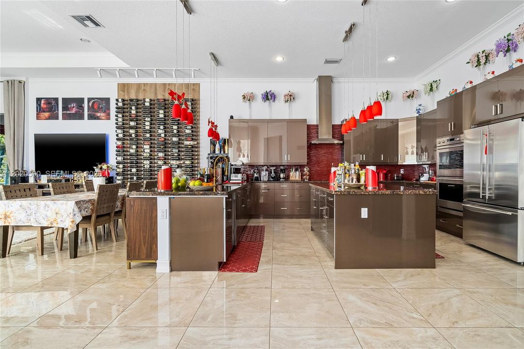 For Sale: $2,199,000 (5 beds, 4 baths, 4104 Square Feet)