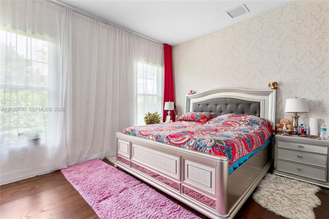 For Sale: $2,199,000 (5 beds, 4 baths, 4104 Square Feet)