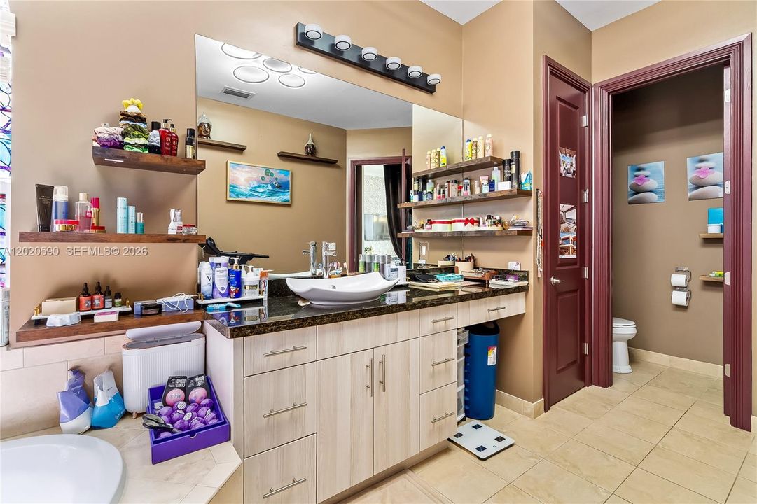 For Sale: $2,199,000 (5 beds, 4 baths, 4104 Square Feet)