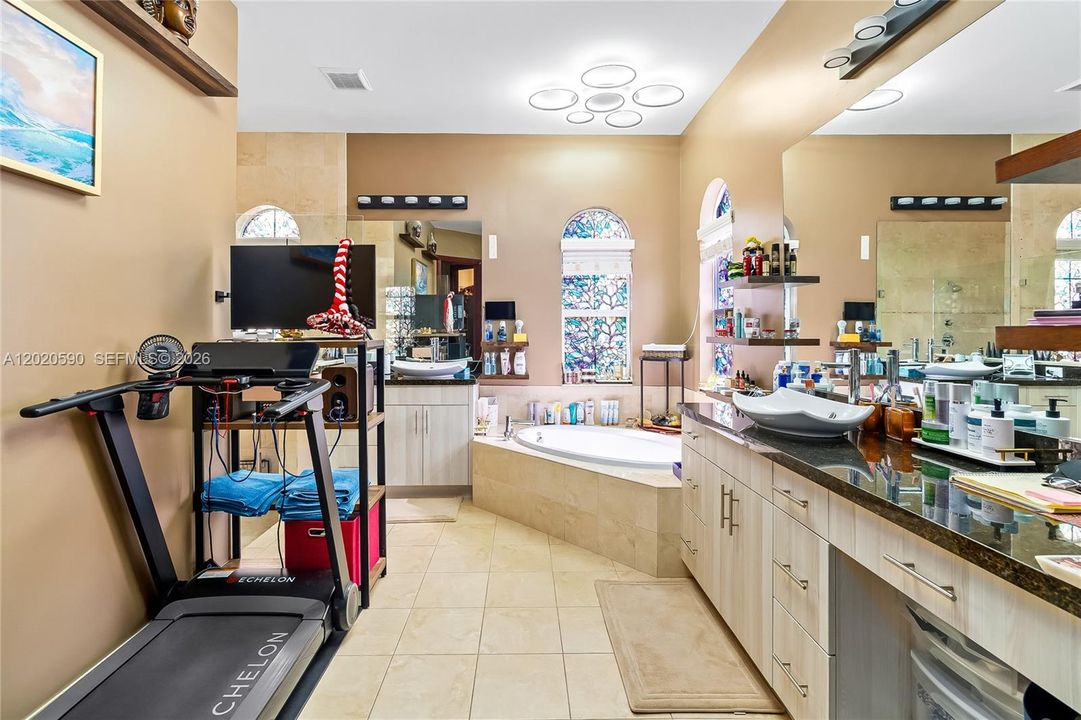 For Sale: $2,199,000 (5 beds, 4 baths, 4104 Square Feet)