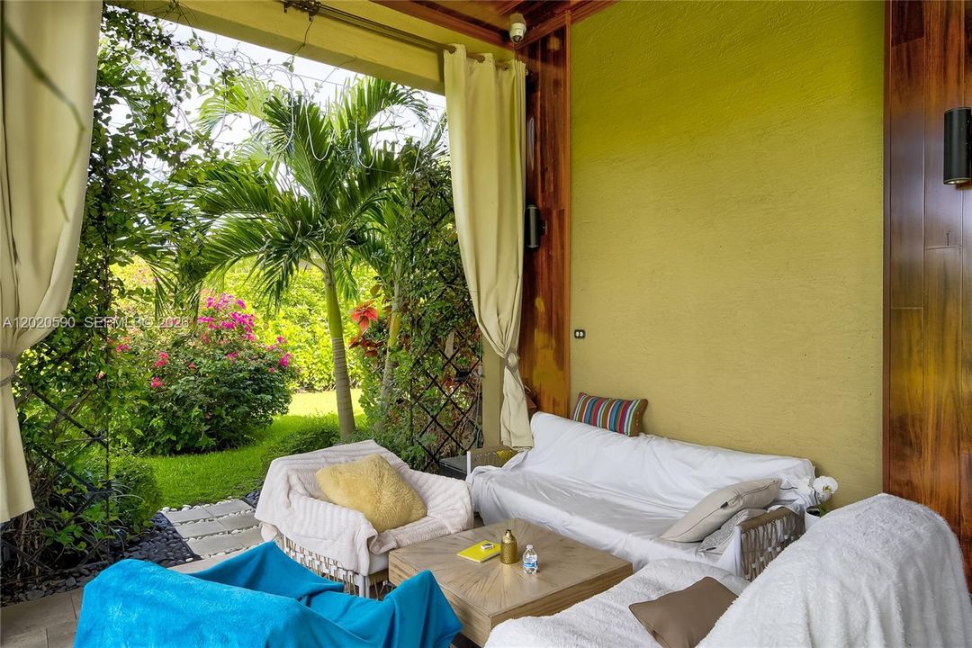 For Sale: $2,199,000 (5 beds, 4 baths, 4104 Square Feet)
