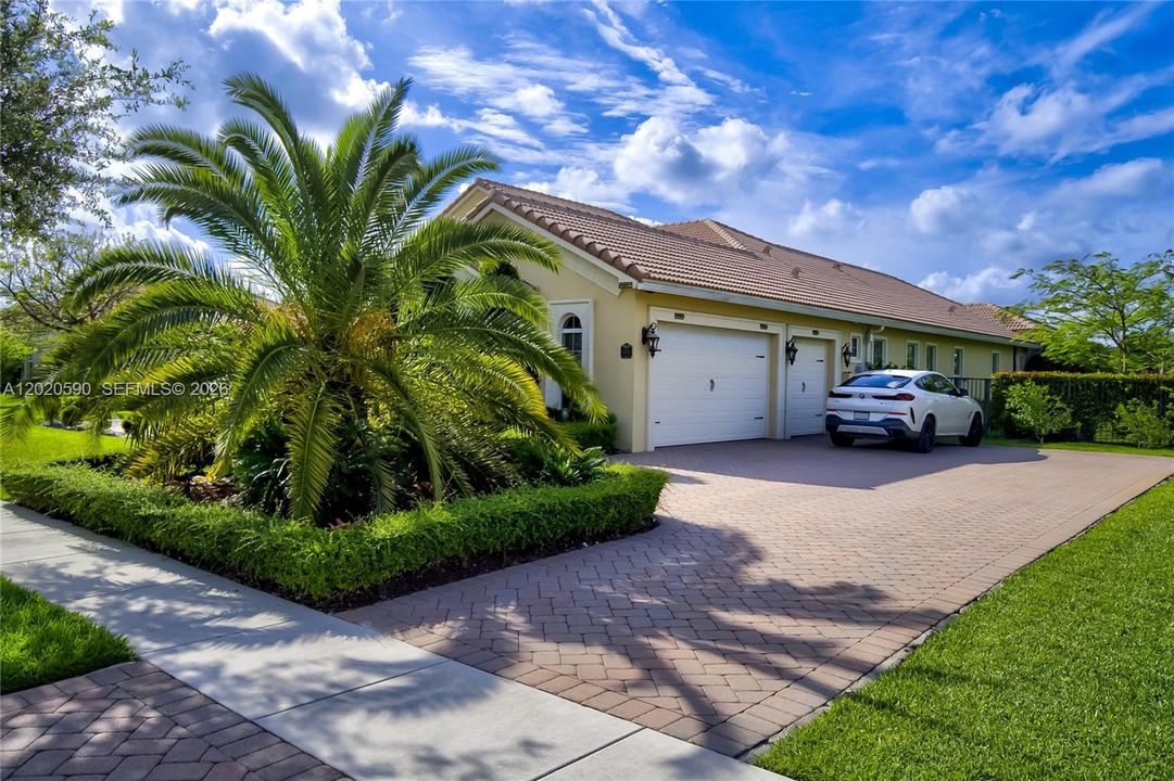 For Sale: $2,199,000 (5 beds, 4 baths, 4104 Square Feet)