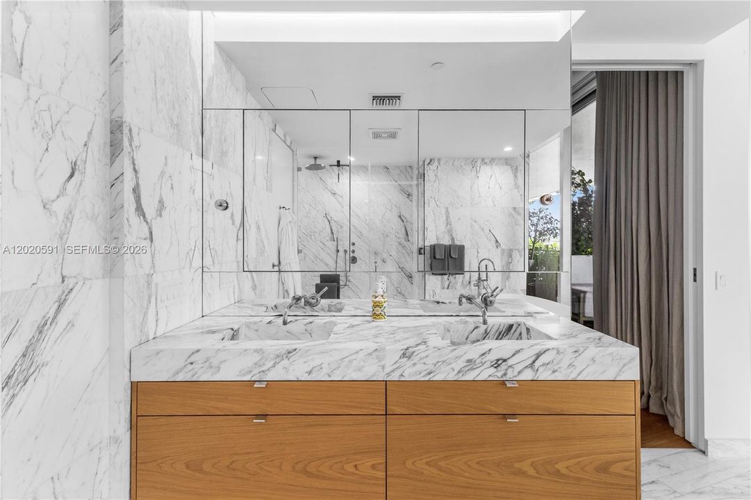 For Sale: $4,299,000 (2 beds, 2 baths, 2000 Square Feet)